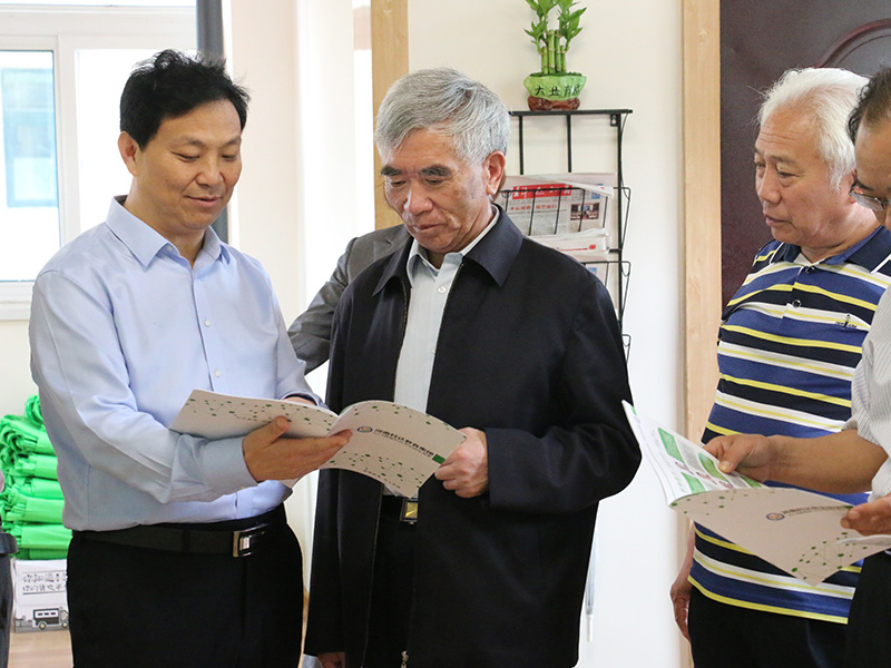5月25日，北京大學(xué)原副校長林鈞敬等一行來到鶴壁科達學(xué)校指導(dǎo)工作