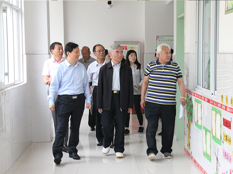 5月25日，北京大學(xué)原副校長林鈞敬等一行來到鶴壁科達學(xué)校指導(dǎo)工作