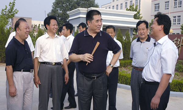 2016原河南省副省長(zhǎng)、現(xiàn)河南省民辦教育協(xié)會(huì)會(huì)長(zhǎng)賈連朝（右一）與出席省四屆三次代表大會(huì)的科達(dá)代表在一起。