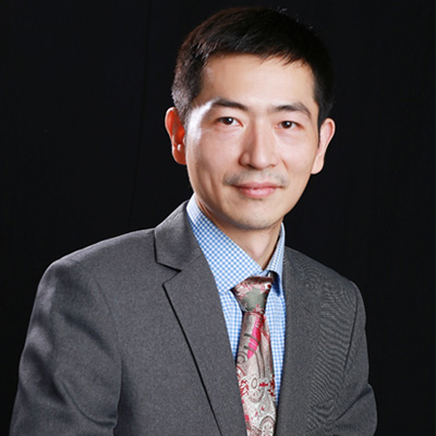 　　馬九克  　　中學物理特級教師，全國優(yōu)秀教師，上海教育年度十大新聞人物。教育部校長培訓中心培訓專家，教育部教育信息化課堂標準制定組專家，華東師大慕課中心兼職教授，華東師大網(wǎng)絡學院特聘專家。
