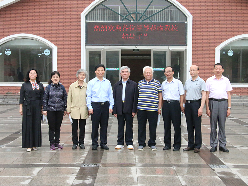5月25日，北京大學(xué)原副校長林鈞敬等一行來到鶴壁科達學(xué)校指導(dǎo)工作